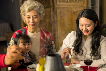 家庭吃<strong>年夜饭</strong>老年男人传统文化饮食照片