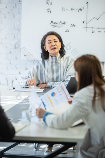 商务人士会议老年人桌子<strong>高清图</strong>片