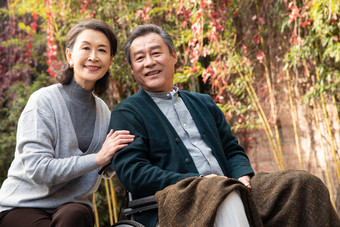 老年夫妇推轮椅老年伴侣衰老过程图片