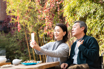 老年夫妇退休爱摄影图