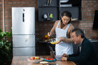 老年夫妇做饭笔记本电脑家相片