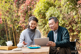 老年夫妇平板电脑成年人关爱温馨家园摄影图