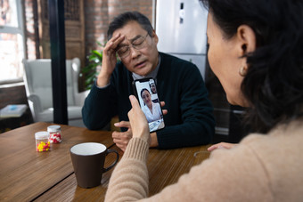 <strong>老年人</strong>线上医疗身体检查住宅房间<strong>健康</strong>生活方式照片