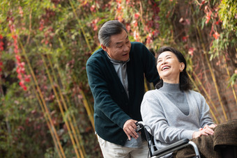 老年夫妇推轮椅老年伴侣温馨家园高清图片