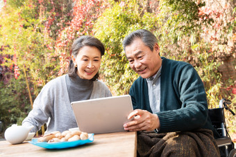 老年夫妇平板电脑老年伴侣幸福享乐素材