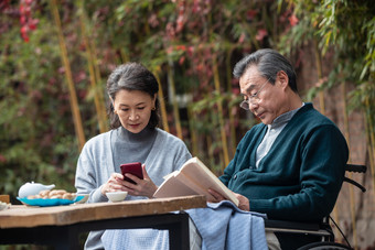 老年夫妇看书老年女人摄影图