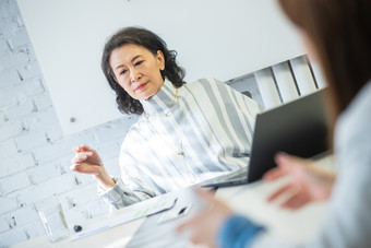 商务人士开会女人办公桌精力