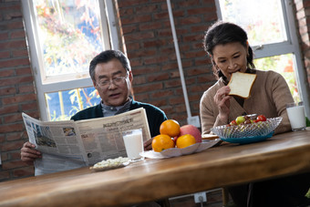 老年夫妇吃早餐食品幸福温馨家园影相