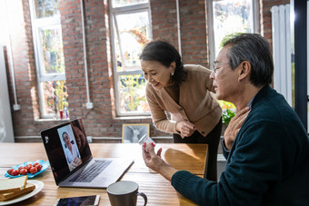 老年夫妇<strong>线上</strong>医疗药瓶相伴饮食摄影图