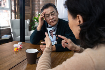 老年人线上医疗男人素材