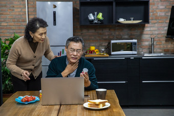 老年人线上医疗<strong>问诊</strong>陪伴卫生保健和医疗照片