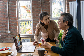 老年夫妇<strong>线上</strong>医疗素材