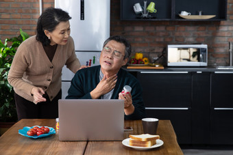 老年夫妇在线咨询家无线电技术