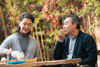 老年夫妇喝茶<strong>庭院</strong>拍摄<strong>图片</strong>