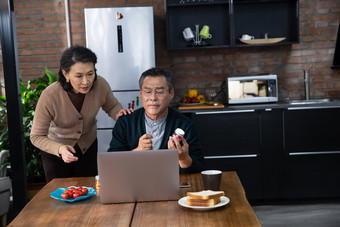 老年夫妇线上医疗互联网住宅房间