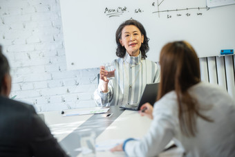 团队开会报表老年女人素材