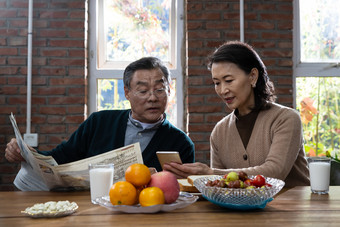 老年夫妇吃早餐报纸老年女人饮食相片