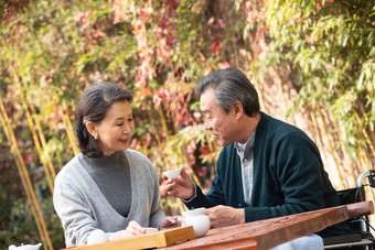 老年夫妇喝茶轮椅<strong>庭院摄影图</strong>