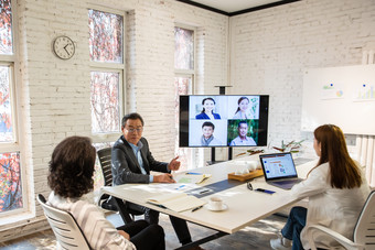 团队视频会议男人办公桌摄影图