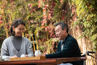 老年夫妇喝茶老年女性实拍