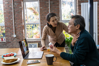 老年夫妇在线咨询<strong>视频</strong>通话关爱饮食照片