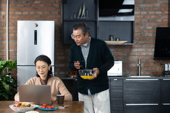 老年夫妇使用电脑健康食物无忧无虑场景