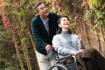 老年夫妇推轮椅老年女性