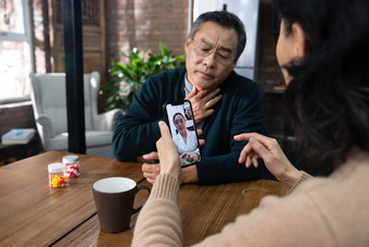 老年夫妇线上医疗身体检查彩色图片幸福镜头