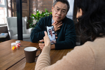 老年夫妇线上医疗药无线电技术拍摄