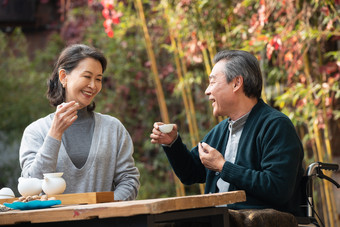 老年夫妇喝茶户外无忧无虑