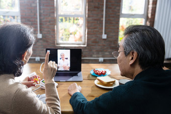 老年人<strong>线上</strong>医疗互联网白昼照片