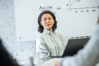 <strong>商务</strong>人士会议老年女人素材