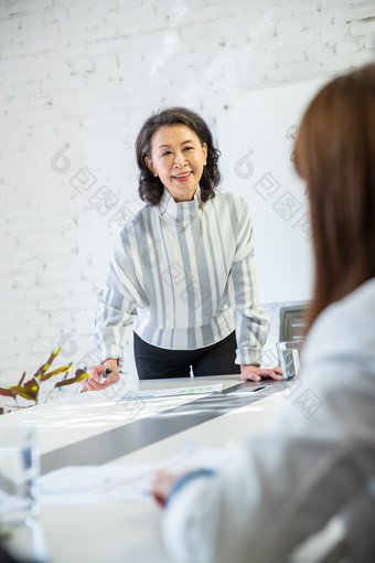 商务人士开会青年人管理者表现积极摄影图