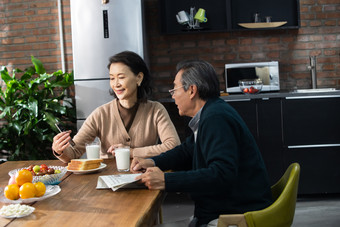 老年夫妇吃早餐幸福健康生活方式镜头