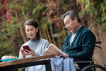 老年夫妇看书成年人摄影无忧无虑