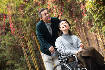 老年夫妇推轮椅相伴乐趣摄影图