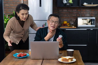 老年夫妇线上医疗喉咙老年男人食品拍摄