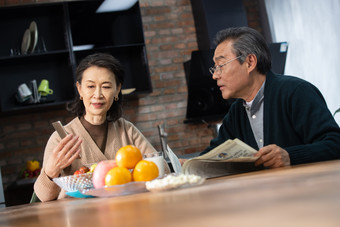 老年夫妇吃早餐报纸放松健康生活方式相片