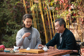 老年夫妇喝茶水平构图素材