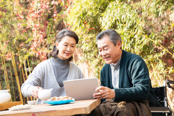 老年夫妇平板电脑爱摄影图