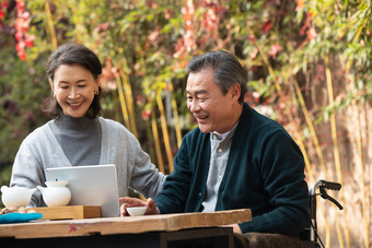 老年夫妇平板电脑杯子关爱乐趣影相