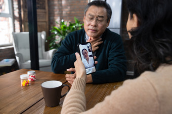 老年人<strong>线上</strong>医疗药老年女人幸福素材