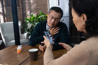 老年夫妇在线咨询病人家庭生活