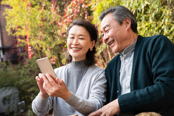 老年夫妇退休庭院水平构图