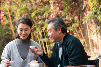 老年夫妇喝茶温馨家园