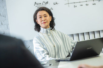 <strong>商务</strong>人士会议老年女人摄影图