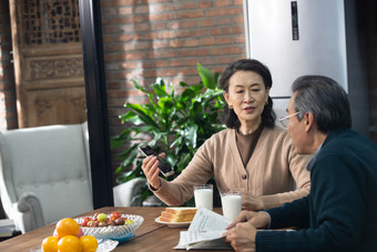 老年夫妇吃早餐<strong>水果</strong>住宅房间厨房相片