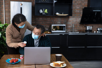 老年人线上医疗病人陪伴<strong>健康</strong>生活方式摄影图