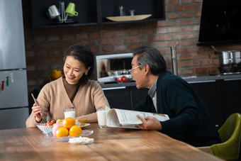 老年夫妇吃早餐老年女人温馨<strong>家园</strong>