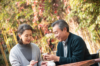 老年夫妇喝茶茶<strong>庭院摄影图</strong>